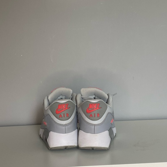 Nike Air Max: Size 5 Youth: Some creases but could be fixed w crease protectors - Picture 4 of 6